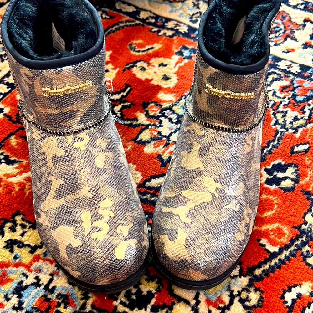 Juicy couture goals and black with fur inside short boots.